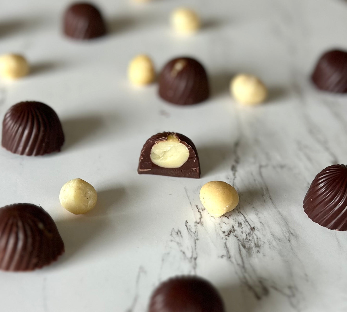 オーガニック素材で仕上げたミルクチョコの中にマカダミアナッツが丸ごと入った無添加チョコレート