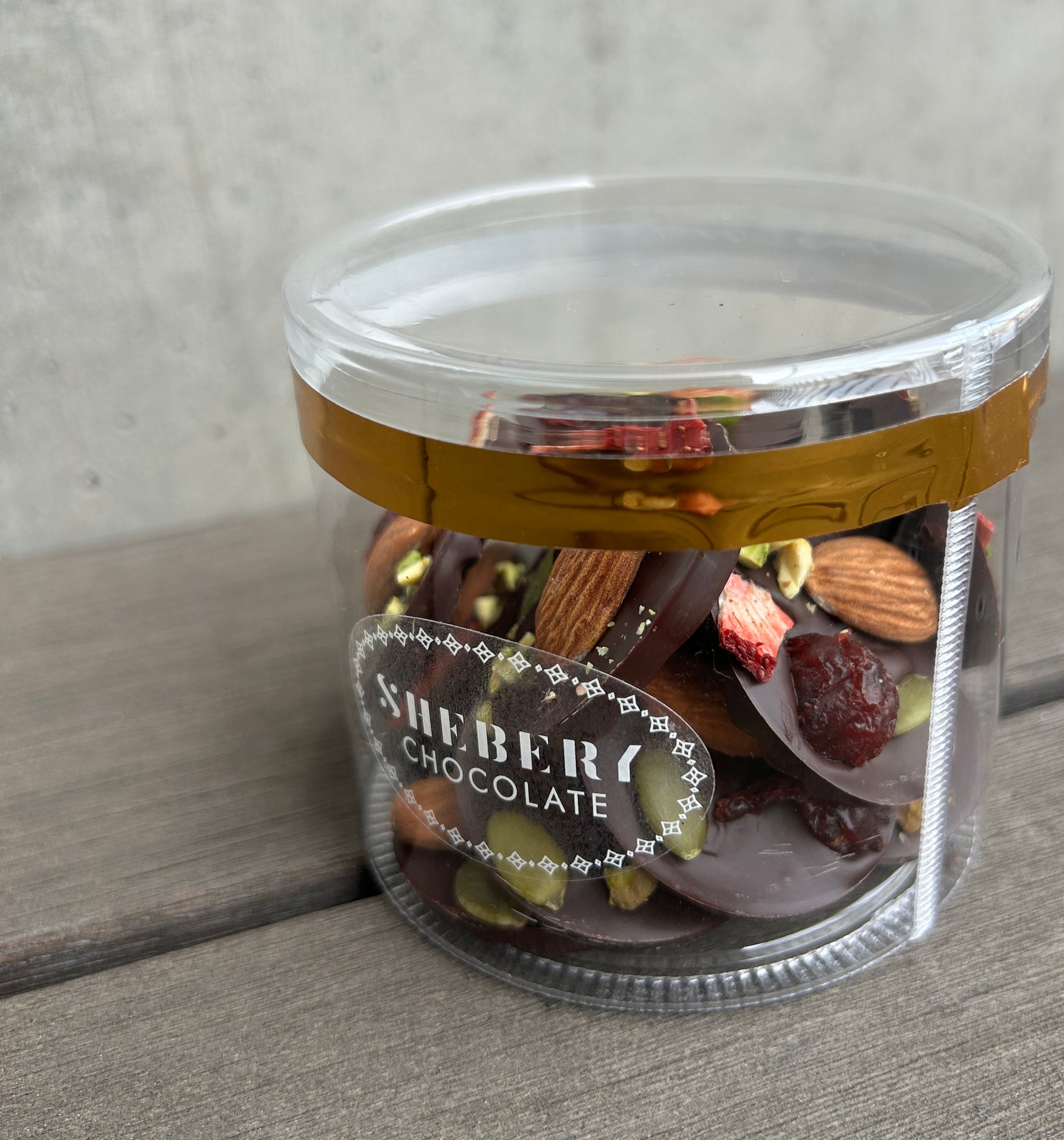 ナッツとドライフルーツを贅沢にトッピングしたギルトフリーチョコレート。
