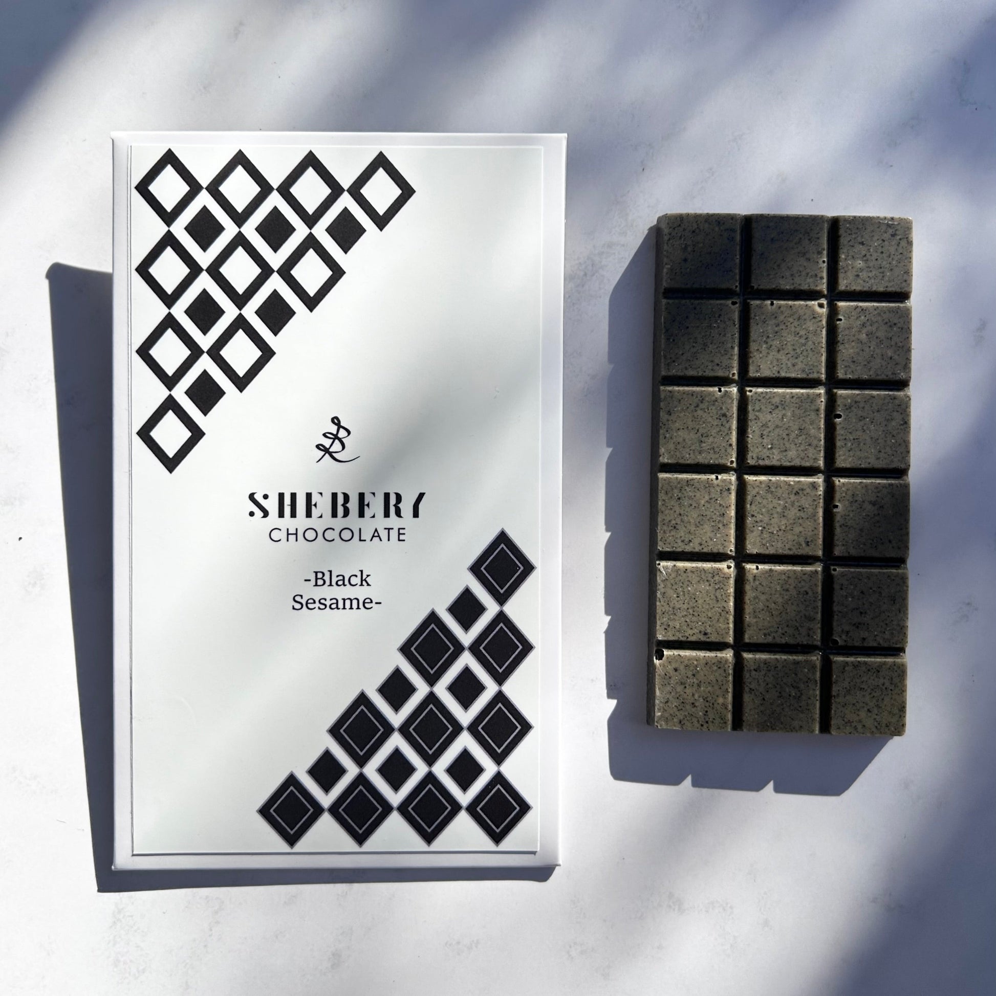 SHEBERYの黒ごまホワイトチョコレート“BLACK SESAME”。無添加・グラスフェッドミルク使用の美容と健康を意識したクラフトチョコレート。ギフトにも人気。